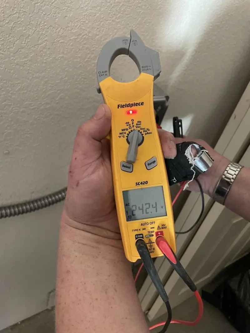 Voltage testing with clamp meter during Generator Installation in Breitung